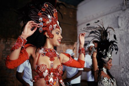 Téléchargez les photos : Souriez, dansez et les femmes au carnaval en costume pour la célébration, la culture musicale et le groupe heureux au Brésil. Samba, soirées entre amies au festival, défilé ou spectacle scénique à Rio de Janeiro - en image libre de droit