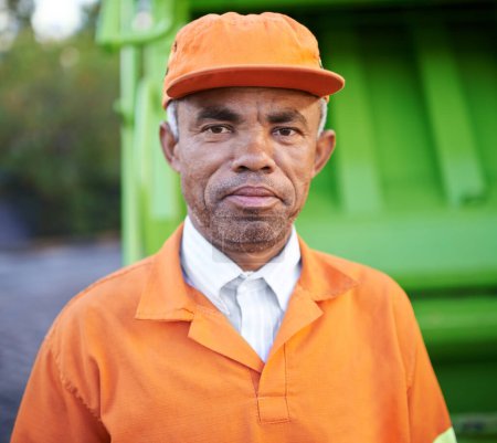 Foto de Retrato, hombre y trabajador para recogida de basura con camión para basura, al aire libre y Ciudad del Cabo. Persona negra, adulto y empleado con uniforme para servicio en ciudad urbana, residuos y contaminación en vertedero. - Imagen libre de derechos