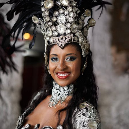 Foto de Mujer brasileña, bailarina y retrato de artista callejera en carnaval para música y animadora profesional en banda. Joven pasista, cara y feliz en plumas y disfraz para el festival rio de janeiro. - Imagen libre de derechos