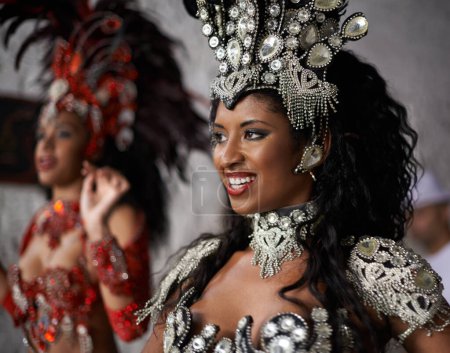 Téléchargez les photos : Femme heureuse, danseuse de samba et costume traditionnel pour la performance au carnaval ou au festival à la mode. Visage de jeune femme ou artiste exotique avec le sourire pour danser lors d'une fête ou d'un concert à Rio. - en image libre de droit