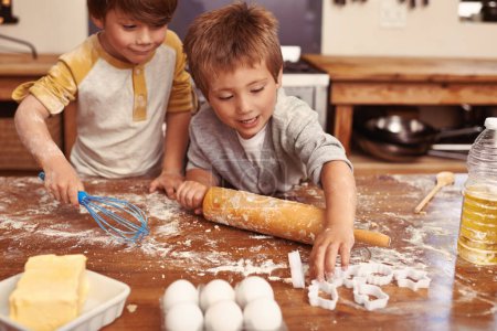 Téléchargez les photos : Les enfants, la cuisson et de jouer dans la cuisine avec des ingrédients pour gâteau dessert, biscuits et plaisir. Cuisine, désordre et jeunes frères et sœurs se lient pour le bonheur, les ustensiles et le sourire dans la maison - en image libre de droit
