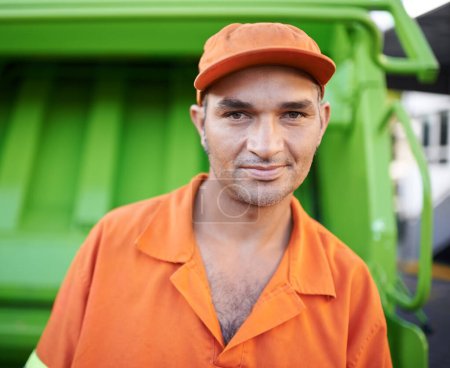 Foto de Retrato, hombre y trabajo con camión de basura para la basura, al aire libre y Ciudad del Cabo. Hombre, adulto y empleado con uniforme naranja para servicio en ciudad urbana, residuos y reciclaje en medio ambiente. - Imagen libre de derechos