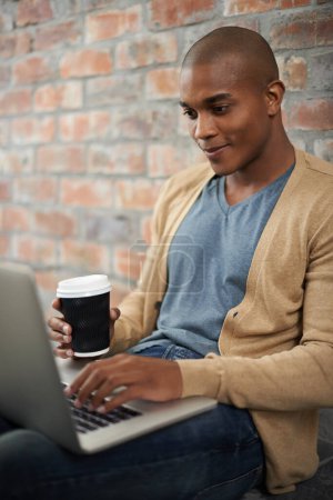 Téléchargez les photos : Homme, café et étudiant sur ordinateur portable en plein air, e-learning et cours en ligne pour étudier sur la technologie. Homme noir, latte et site de l'université pour l'éducation, fond de mur et Internet pour l'email. - en image libre de droit