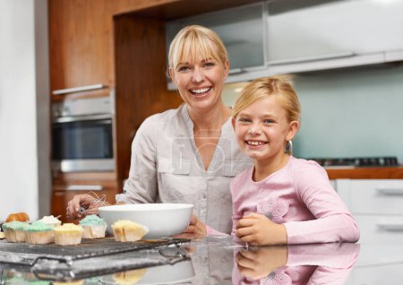 Téléchargez les photos : Mère, portrait ou enfant cuisiner dans la cuisine ou la famille heureuse avec une fille excitée apprentissage recette de cupcake. Maison, fille ou mère fière avec muffin ou sourire pour aider ou enseigner aux enfants pour le développement. - en image libre de droit