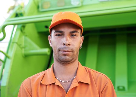 Foto de Retrato municipal, trabajador y camión de basura, gestión de residuos para energía verde en uniforme protector. Saneamiento, servicio de empleados y medio ambiente para la limpieza de la ciudad y el reciclaje en vehículos basura. - Imagen libre de derechos