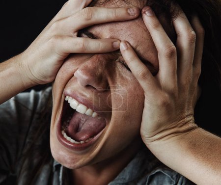 Foto de Rostro, horror y fobia con la mujer gritando en el estudio sobre fondo negro por reacción al miedo. Ansiedad, salud mental y gritos con jóvenes asustados en la oscuridad por estrés, pesadilla o terror. - Imagen libre de derechos