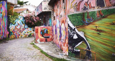Foto de Graffiti, arte pop creativo y abstracto en la pared con pintura en aerosol de color para exhibición, construcción y expresión artística. Obra de arte, declaración de rebelión y diseño para la vista de la calle pública y la cultura. - Imagen libre de derechos