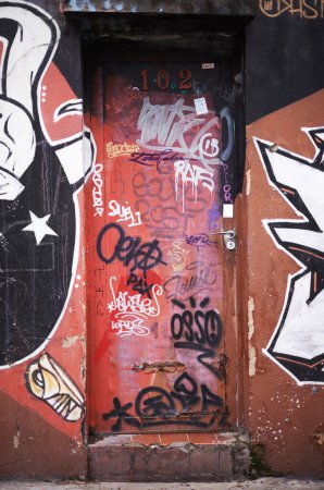 Foto de Graffiti, diseño y arte callejero abstracto en la pared con pintura en aerosol de color para exhibición, ilustración y expresión artística. Obra de arte, declaración de rebelión y creativo para la opinión pública y el vandalismo. - Imagen libre de derechos