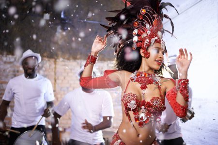 Téléchargez les photos : Danse, performance et femme au carnaval, festival et événement au Brésil pour la célébration estivale de la culture. Salsa, danseuse et mode créative au club avec de l'énergie pour la samba, la musique ou les gens à la fête. - en image libre de droit