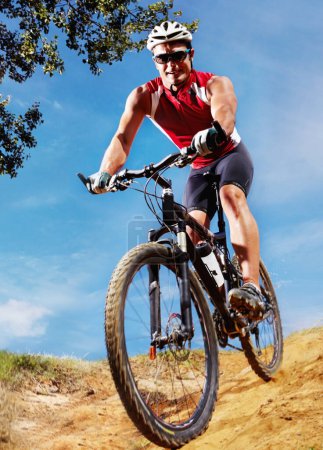 Foto de Naturaleza, deportes y hombre atleta con bicicleta en el parque para maratón, carrera o entrenamiento de competición. Fitness, retrato y ciclista masculino en bicicleta para entrenamiento cardiovascular o ejercicio en el bosque al aire libre - Imagen libre de derechos