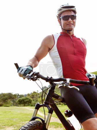 Téléchargez les photos : Portrait, vélo et homme à vélo à la campagne pour l'entraînement, le cardio ou l'aventure sur un sentier hors route. Exercice, fitness et sport avec cycliste reposant dans la nature pour la santé, l'entraînement ou le défi. - en image libre de droit
