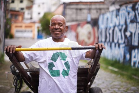 Foto de Hombre, retrato y limpieza de calles para el medio ambiente o la contaminación de basura para el reciclaje, la sostenibilidad o la gestión de residuos. Masculino, cara y escoba en América Latina para basura, basura o basura. - Imagen libre de derechos