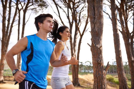 Téléchargez les photos : Fitness, forêt ou couple dans la nature courir pour l'exercice, l'entraînement ou l'entraînement en plein air ensemble. Personnes, coureurs rapides ou athlètes dans un parc pour l'endurance sportive, le bien-être ou le défi cardio dans les bois. - en image libre de droit