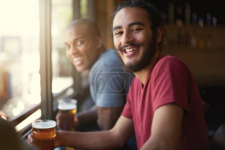 Téléchargez les photos : Les hommes, la bière et se détendre au pub, sourire et se détendre à l'intérieur pour le plaisir et coller en été à la destress. Amis, bar et drôle pour le social, les gars et l'alcool ensemble et rire pour le plaisir et week-end - en image libre de droit