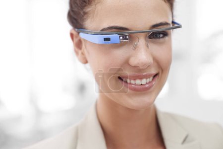 Téléchargez les photos : Réalité virtuelle, portrait et femme avec des lunettes intelligentes pour une connexion Internet au bureau. Technologie future, google et agent avec lunettes VR designer, vision et communication d'affaires en ligne. - en image libre de droit