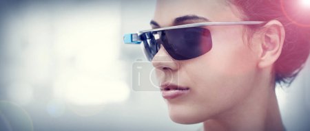 Téléchargez les photos : Réalité augmentée, technologie future et femme avec lunettes intelligentes, connexion Internet et maquettes au bureau. Focus, lieu de travail et consultant avec lunettes VR, vision et électronique pour le réseautage. - en image libre de droit