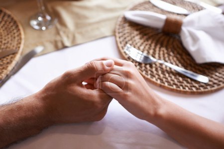 Händchen halten, Paar und Tisch für Unterstützung mit Liebe im Restaurant für Pflege, Zuneigung und Muße für Bindung. Beziehung, Vertrauen und zusammen mit Engagement für Einheit, Entspannung und Gespräch