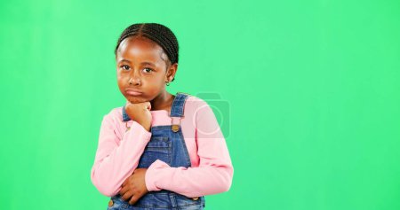 Foto de Chica, niño y actitud en retrato por pantalla verde con espacio, promoción o pucheros labios con moda. Niño africano, enojado y frustrado con la emoción, cromakey o molesto en maqueta para ropa de moda. - Imagen libre de derechos