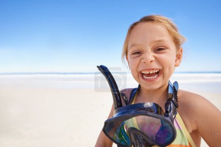 Téléchargez les photos : Fille, portrait et lunettes de natation à la plage, rires et équipement pour la plongée en apnée en vacances. Femme, enfant et heureux en vacances tropicales en plein air, sable et ciel bleu pour l'espace de maquette. - en image libre de droit