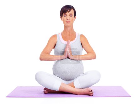 Téléchargez les photos : Fitness, méditation et yoga pour le bien-être avec une femme enceinte en studio isolé sur fond blanc. Exercice, pilates et zen avec la mère sur le tapis, l'entraînement pour l'équilibre, la paix intérieure ou la pleine conscience. - en image libre de droit