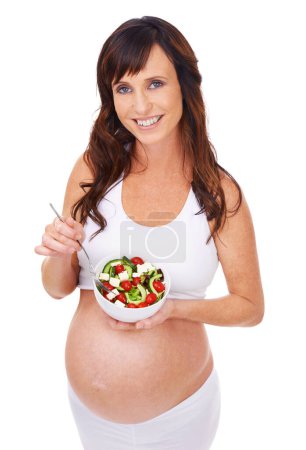 Téléchargez les photos : Femme enceinte et studio avec portrait, salade et sourire pour une maternité et une confiance en soi saines. Mère, fière et confiante avec la grossesse, l'alimentation et l'estomac pour un rôle parental positif et la maternité. - en image libre de droit