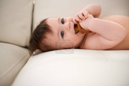 Foto de Bebé, lindo y feliz con maniquí en el sofá para dormir, el desarrollo saludable y el crecimiento. Bebé, adorable e inocente con sonrisa, calma y chupete en el sofá para relajarse en el hogar familiar con apoyo y amor. - Imagen libre de derechos