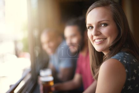 Foto de Retrato, sonrisa y una mujer en el pub para relajarse, expresión facial alegre o positiva para el ocio en el restaurante. Cara, bar o mujer feliz o cliente joven en ropa casual en la cafetería para el alcohol. - Imagen libre de derechos