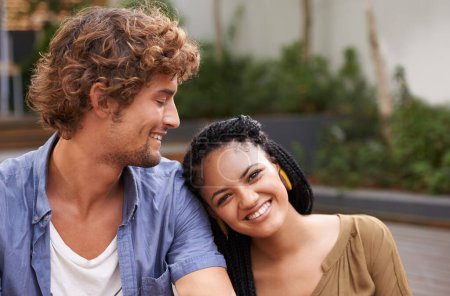 Téléchargez les photos : Couple, amoureux et ensemble dans le bonheur, l'amour et le sourire à l'extérieur dans le jardin, arrière-cour et patio. Homme, petite amie et partenaires avec la diversité, l'affection et les liens pour l'été en Jamaïque. - en image libre de droit