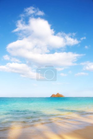 Téléchargez les photos : Ciel bleu, océan et île de plage à Hawaï pour des vacances tropicales, des vacances et des destinations de voyage. Nature, paradis et bord de mer, vagues et eau en week-end d'été pour l'emplacement, le fond et l'horizon. - en image libre de droit