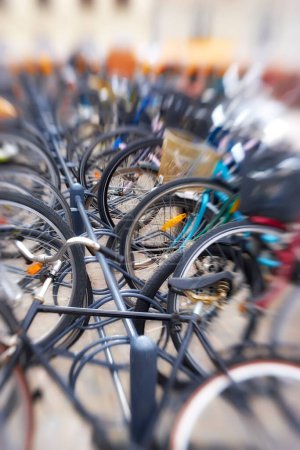 Fahrradträger, verschwimmen und reisen in der Stadt, umweltfreundlich und CO2-Fußabdruck mit Nahaufnahme von Transport im Freien. Fahrradpark, Radfahren und Hintergrund für nachhaltiges Reisen, Umwelt und Pendeln.