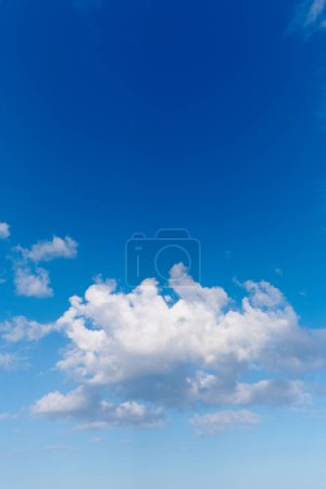 Téléchargez les photos : Ciel bleu, nuages et espace de maquettes avec la nature, la météo ou le climat extérieur de paysages naturels dans l'air. ozone pur, vue ou horizon du ciel, condensation ou ciel clair nuageux dans l'atmosphère. - en image libre de droit