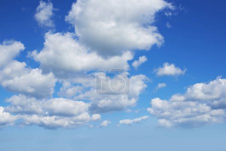 Téléchargez les photos : Ciel bleu, nuage et nature avec météo ou climat extérieur de paysages naturels dans l'air. Paysage avec ozone pur, vue ou horizon du ciel, condensation ou ciel clair nuageux dans l'atmosphère. - en image libre de droit