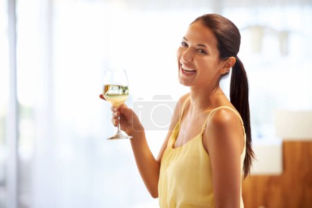 Foto de Sonrisa, retrato y mujer con copa de vino en casa para celebrar, brindar o tener éxito en casa. Feliz, logro y retrato de la persona femenina bebiendo champán o alcohol en apartamento moderno - Imagen libre de derechos