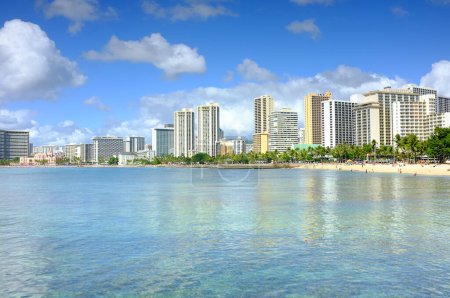 Strand, Stadt und Gebäude Entwicklung an der Küste für Urlaubsziel in Miami für Urlaub, Schwimmen oder erkunden. Meer, Wolkenkratzer und urbane Innenstädte für einen Sommerurlaub, Architektur oder Wasser.