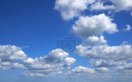 Foto de Cielo azul, nubes y clima con espacio de maqueta de la naturaleza, clima al aire libre o paisajes naturales en el aire. Paisaje con ozono limpio, vista o horizonte del cielo, condensación o día nublado en la atmósfera. - Imagen libre de derechos