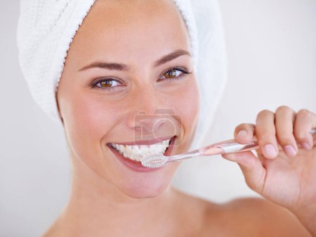Foto de Cepillo dental, dental y retrato de la mujer cepillándose los dientes para la salud, el bienestar y la rutina oral matutina. Auto cuidado, sonrisa y joven mujer con boca para tratamiento limpio, higiénico u odontológico - Imagen libre de derechos