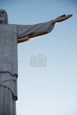 Téléchargez les photos : Christ Rédempteur Un symbole de paix. Gros plan de l'image du Christ Rédempteur à Rio - en image libre de droit