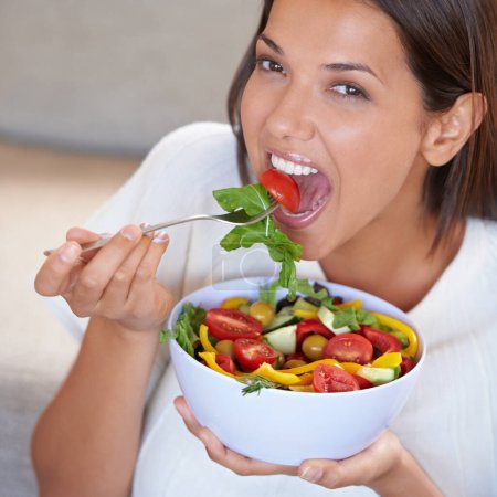 Téléchargez les photos : Santé, alimentation et portrait de femme avec salade pour déjeuner bio, bien-être et diète fraîche. Aliments, légumes et jeunes femmes dégustant un repas, un dîner ou un souper pour se nourrir à la maison - en image libre de droit