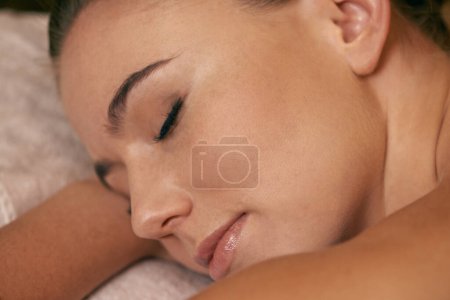 Téléchargez les photos : Femme, couchée et se détendre dans un spa pour la paix ou le bien-être, dormir ou rêver et calme pour libérer la tension. Femme, gros plan et luxe pour soulager le stress ou repos pour le bien-être avec aromathérapie - en image libre de droit