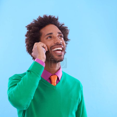 Foto de Hombre africano, llamada telefónica y afro con sonrisa, hombre de negocios y pensando en fondo de estudio. Celular, conversación y conversación con espacio de maqueta, estilo profesional y vibrante para hombre americano. - Imagen libre de derechos