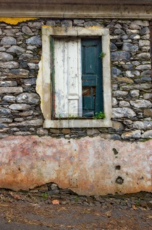 Alt, Fenster und schmutzige Außenfassade mit Ziegelmauer verlassenes Haus, Gebäude oder Betonrahmen mit kaputten Türen. Historische Außendekoration von Architektur, Textur oder Schutt durch Beschädigung, Verfall oder Wrack.