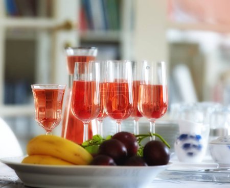 Rot, Wein und Obstschale zu Hause, Tisch mit Alkoholgetränk und Gläsern für die Gäste. Gastgeberin und Vorbereitung für Feiern, Veranstaltungen und Urlaubskultur zum Entspannen mit Sangria für Cocktailparty.