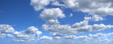 Téléchargez les photos : Ciel bleu, nuage et bannière avec le temps de la nature, le climat extérieur ou les paysages naturels dans l'air. Paysage avec ozone pur, vue ou horizon du ciel, condensation ou journée nuageuse dans l'atmosphère. - en image libre de droit