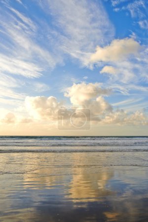 Foto de Cielo azul, olas y nubes con horizonte de fondo para la paz, la naturaleza y el medio ambiente con horizonte marino de playa tropical. Agua tranquila, mar y tierra con ubicación para vacaciones o vacaciones con vista. - Imagen libre de derechos