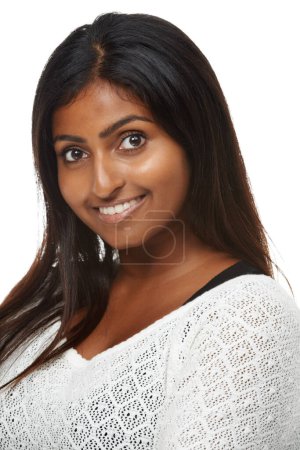 Téléchargez les photos : Portrait, femme indienne et sourire en studio, mode et isolé sur fond blanc. Confiance, style joyeux et contemporain pour modèle féminin, beauté naturelle et tenue tendance pour dame de Mumbai. - en image libre de droit