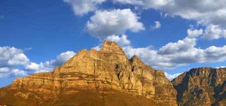 Foto de Montaña, cielo azul y puesta de sol con paisaje natural para ubicación de viaje, aventura al aire libre y medio ambiente. Banner, naturaleza y nubes para la paz, explorar y destino de vacaciones en Ciudad del Cabo - Imagen libre de derechos