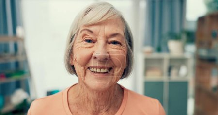 Téléchargez les photos : Vieille femme et portrait avec sourire à la maison de retraite avec physiothérapie et bien-être. Pensionné, visage ou personne âgée avec un état d'esprit positif avec la santé pour la paix dans l'appartement pour le calme. - en image libre de droit