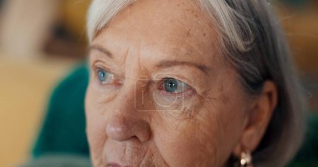 Téléchargez les photos : Triste, pleurant et femme âgée à la maison de retraite avec chagrin, le stress et l'inquiétude ou le deuil en gros plan. Larmes, visage et femmes âgées avec nostalgie, anxiété et démence pour perte de mémoire ou Alzheimer. - en image libre de droit
