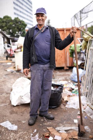 Foto de Hombre, trabajador y limpieza de basura para la gestión de residuos en la ciudad con retrato, escoba y felicidad. Persona, cara y sonrisa por vertedero para chatarra, reciclaje y basura en el vecindario para basura. - Imagen libre de derechos