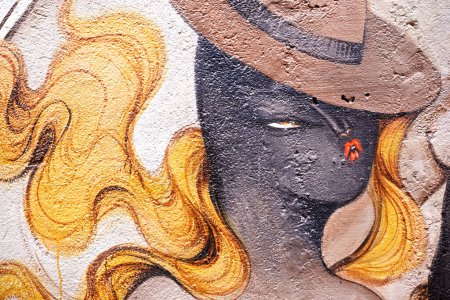 Téléchargez les photos : Graffiti, peinture murale et murale dans le quartier avec des illustrations féminines et de la créativité dans la ville. Urbain, art et couleur dans une rue avec dessin de ville sur un bâtiment à Sao Paulo en plein air avec artisanat. - en image libre de droit